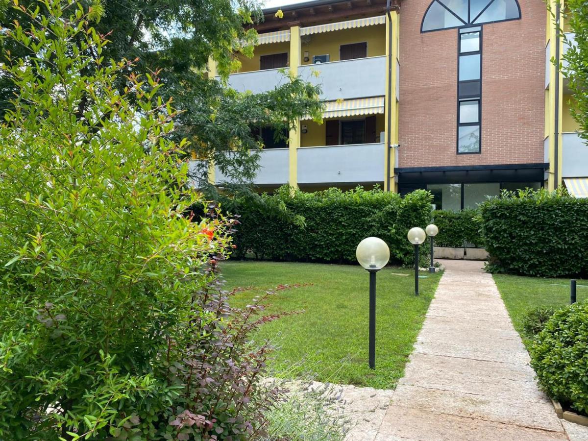 La Lanterna - Appartamenti In Residence Con Piscina Desenzano del Garda Kültér fotó